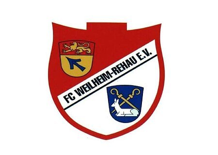 FC Weilheim - Logo Wappen mit rotem Rand, oben ein gelbes Schild mit Löwe auf rotem Hintergrund, unten ein blaues Schild mit Lamm und Schlüsseln auf weißen Hintergrund, mittig im Wappen steht quer der Text: FC Weilheim-Rehau e.V.