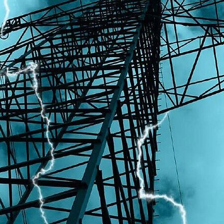 Titelseite eines Flyers zu Eigenvorsorge, der Stadt Monheim. Oben rechts das Logo der Stadt Monheim auf einem gelben Rechteck, darin der Text "Blackout – und dann? Ratgeber für die Eigenvorsorge". Strommast mit Blitzen vor blauem Himmel. Unten links im Eck die Webseite der Stadt Monheim.