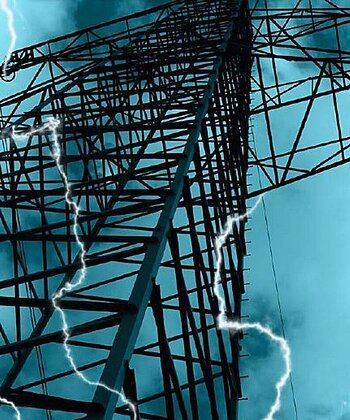 Titelseite eines Flyers zu Eigenvorsorge, der Stadt Monheim. Oben rechts das Logo der Stadt Monheim auf einem gelben Rechteck, darin der Text "Blackout – und dann? Ratgeber für die Eigenvorsorge". Strommast mit Blitzen vor blauem Himmel. Unten links im Eck die Webseite der Stadt Monheim.
