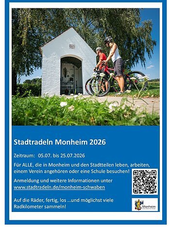 Zwei Radfahrer mit Helm vor einer kleinen weißen Kapelle, umgeben von Bäumen und Wiese, bei Sonnenschein. Plakat zur Stadtradelaktion 2026 vom 05.-25.07.2026 in Monheim