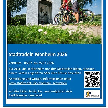 Zwei Radfahrer mit Helm vor einer kleinen weißen Kapelle, umgeben von Bäumen und Wiese, bei Sonnenschein. Plakat zur Stadtradelaktion 2026 vom 05.-25.07.2026 in Monheim