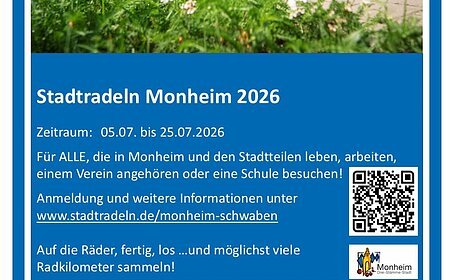 Zwei Radfahrer mit Helm vor einer kleinen weißen Kapelle, umgeben von Bäumen und Wiese, bei Sonnenschein. Plakat zur Stadtradelaktion 2026 vom 05.-25.07.2026 in Monheim