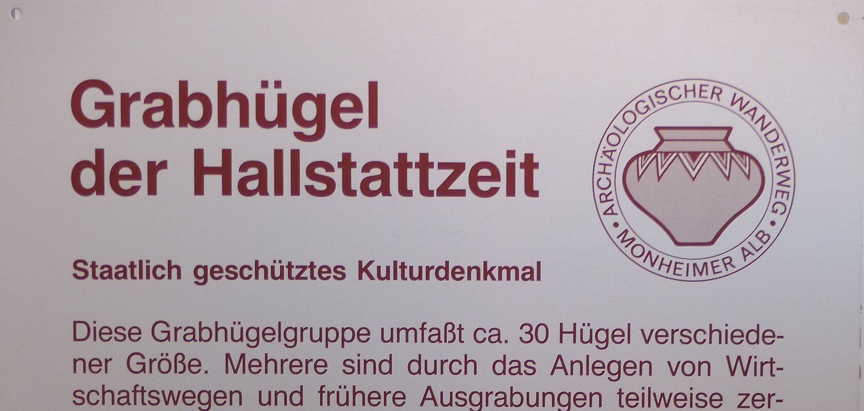 Hinweistafel zu Grabhügeln der Hallstattzeit mit Text zur Geschichte und Bedeutung, staatlich geschütztes Kulturdenkmal.