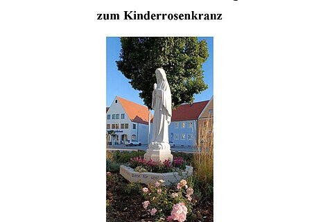Einladung zum Kinderrosenranz am 20.05.2026 in Monheim an der Marienstatue.
Auf dem Bild ist die Statue der Maria mit Rosen im Vorgarten vor Häusern bei blauem Himmel