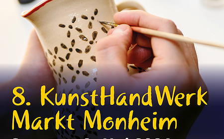 Hände bemalen eine Keramiktasse mit Text  KunstHandWerkMarkt Monheim am 3. Mai 2026 von 11 bis 17 Uhr und Infos zum Rahmenprogramm