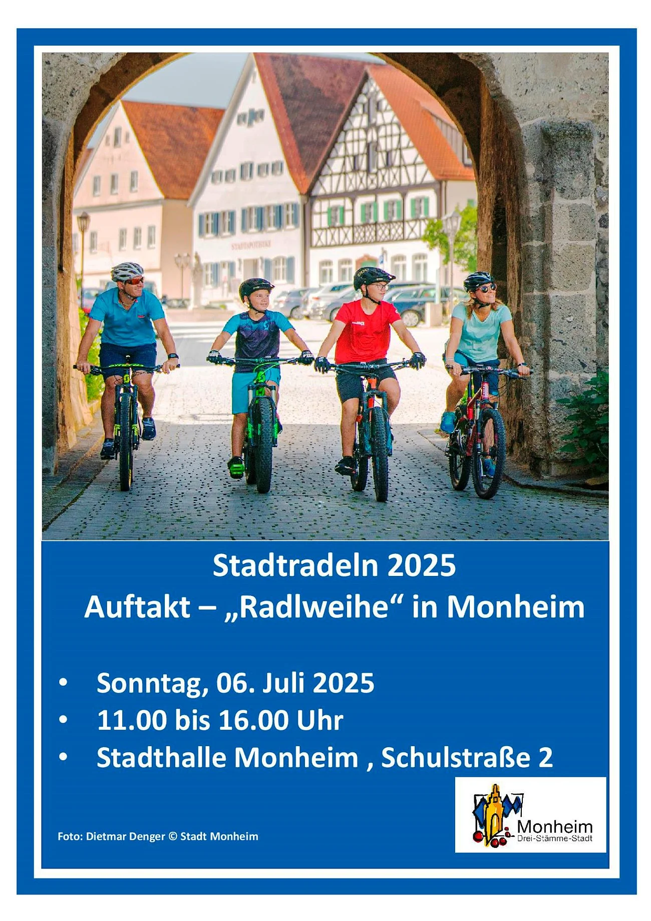 Ein blau/weißes Plakat zum Auftakt des Stadtradelns 2025: Vier Personen fahren auf Fahrrädern durch einen Torbogen in der Stadt Monheim. Unter dem Bild der Text: Stadtradeln 2025, Auftakt in Monheim und weitere Angaben zum Datum; Uhrzeit und dem Ort. Unten rechts im Eck, das Logo der Stadt Monheim.