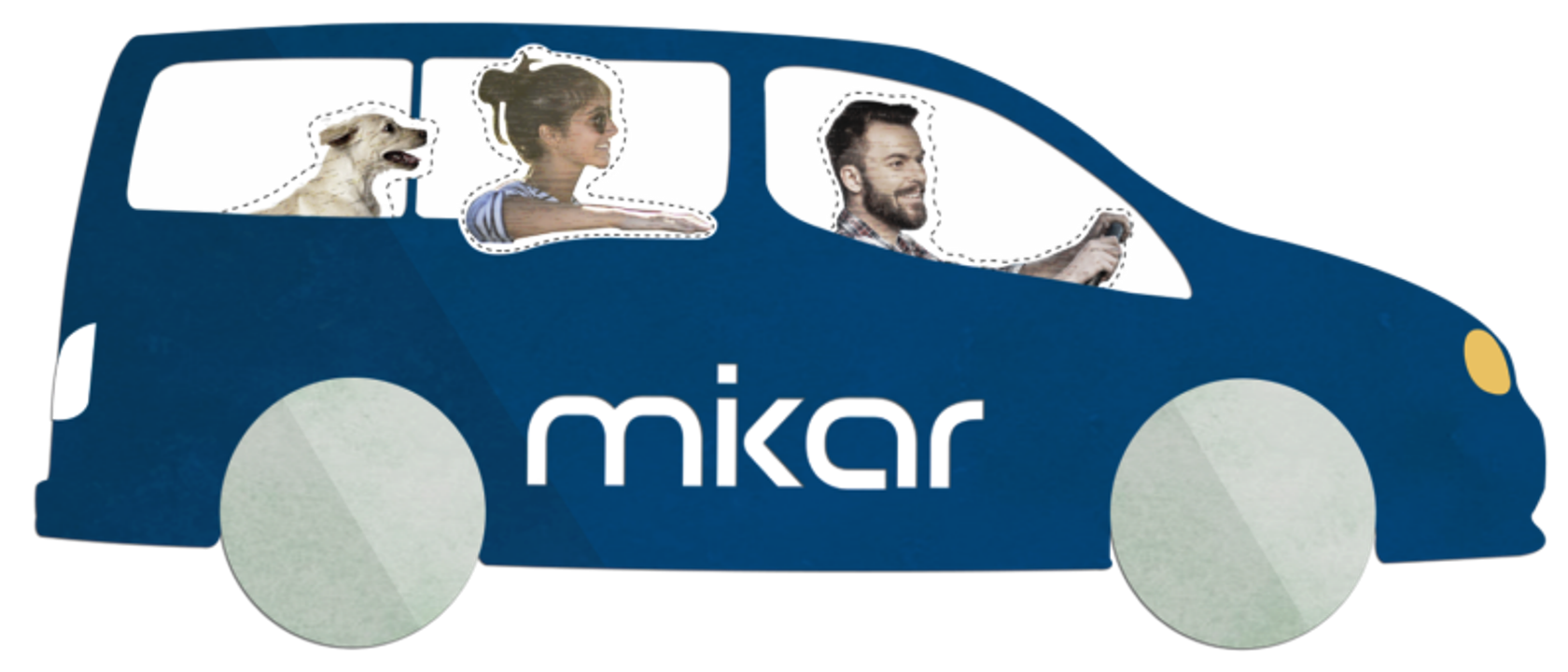 Blaues Auto mit zwei Personen und einem Hund, auf dem Auto der Schriftzug "mikar" auf der Seite. Fahrer hält das Lenkrad.