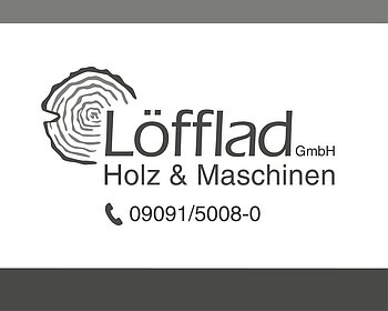 Logo mit Baumstammquerschnitt links im Bild und dem Schriftzug „Löfflad GmbH Holz & Maschinen“ daneben, sowie Telefonnummer 09091/5008-0 darunter. Alles in schwarzer Schrift auf weißem Hintergrund.