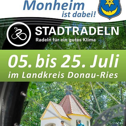Plakat zur Stadtradeln-Kampagne Monheim 5. bis 25. Juli mit Radfahrern vor Kapelle und QR-Code zum App-Download
