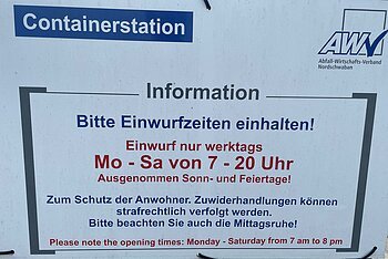 Schild Containerstation mit Einwurfzeiten Mo-Sa 7-20 Uhr, keine Einwürfe an Sonn- und Feiertagen, Hinweis auf Mittagsruhe. AWV Nordschwaben