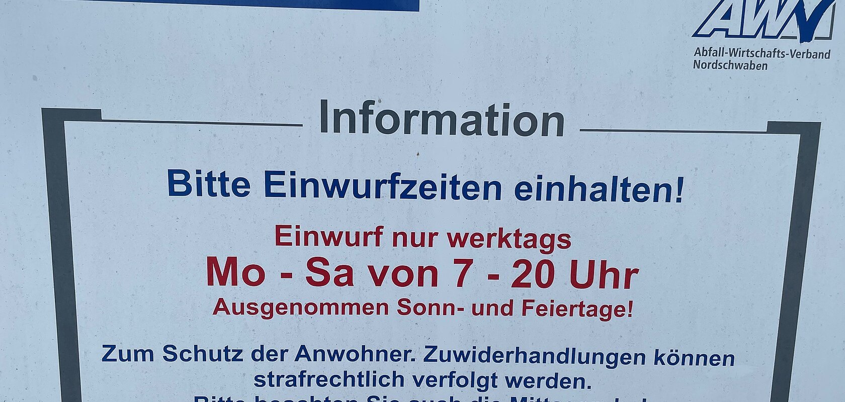 Schild Containerstation mit Einwurfzeiten Mo-Sa 7-20 Uhr, keine Einwürfe an Sonn- und Feiertagen, Hinweis auf Mittagsruhe. AWV Nordschwaben