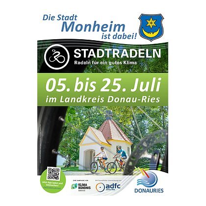 Plakat zur Stadtradeln-Kampagne Monheim 5. bis 25. Juli mit Radfahrern vor Kapelle und QR-Code zum App-Download