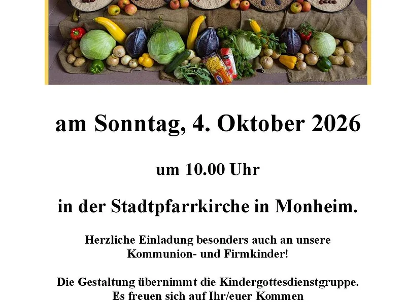 Einladung zum Familiengottesdienst Erntedank am 4. Oktober 2026 um 10 Uhr in der Stadtpfarrkirche Monheim. Plakat mit Termin und Uhrzeiut und einem Bild mit "Danke" und Gabentisch mit Obst und Gemüse