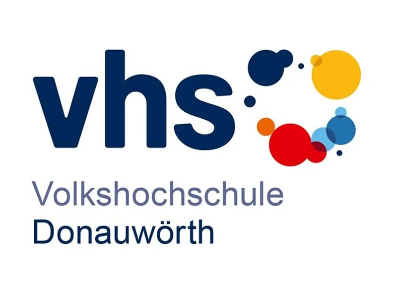 Logo der Volkshochschule Donauwörth mit den kleingeschriebenen dunkelblauen Buchstaben vhs und farbigen Kreisen rechts davon. Darunter der Schriftzug Volkshochschule Donauwörth in dunkelblauer Farbe. Alles auf weißem Hintergrund.