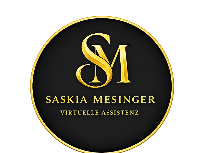 Logo mit den goldfarbenen Großbuchstaben SM und dem Text „Saskia Mesinger Virtuelle Assistenz“ darunter in Gold auf schwarzem Hintergrund.