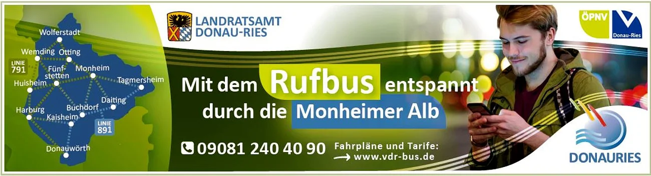 Plakat zu Rufbuslinien 791 und 891 im Landkreis Donau-Ries mit einer blauen Karte mit Ortschaften, die der Bus abfährt, links im Bild. Auf dem Plakat rechts ein lächelnder junger Mann mit Smartphone in den Händen und einem Rucksack auf dem Rücken. Mittig auf dem Plakat der Schriftzug "Mit dem Bus entspannt durch die Monheimer Alb" und Angaben einer Telefonnummer sowie einer Webseite für Rückfragen zur Fahrplanauskunft. Darüber üben das Logo des Landkreises Donau-Ries und oben rechts im Eck das Logo des Rufbusses. Darunter ein Logo vom Ferienland Donau-Ries in blau.