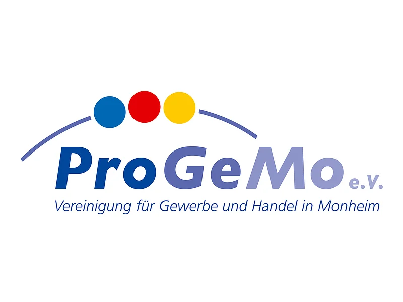 Logo der "ProGeMo e.V. Monheim eine Vereinigung für Gewerbe und Handel in Monheim“ mit drei farbigen Punkten über dem Schriftzug und einer Linie links und rechts davon auf weißem Hintergrund.