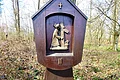 Kreuzweg-Station bei der Brandkapelle Monheim Kreuzwegstation bei der Brandkapelle in Monheim mit einer Holzstatue im Wald zeigt Jesus mit Kreuz. Oberhalb der Statue ein Kreuz, unterhalb die römische Nummer II. Hinter dem Wald bewölkter Himmel.
