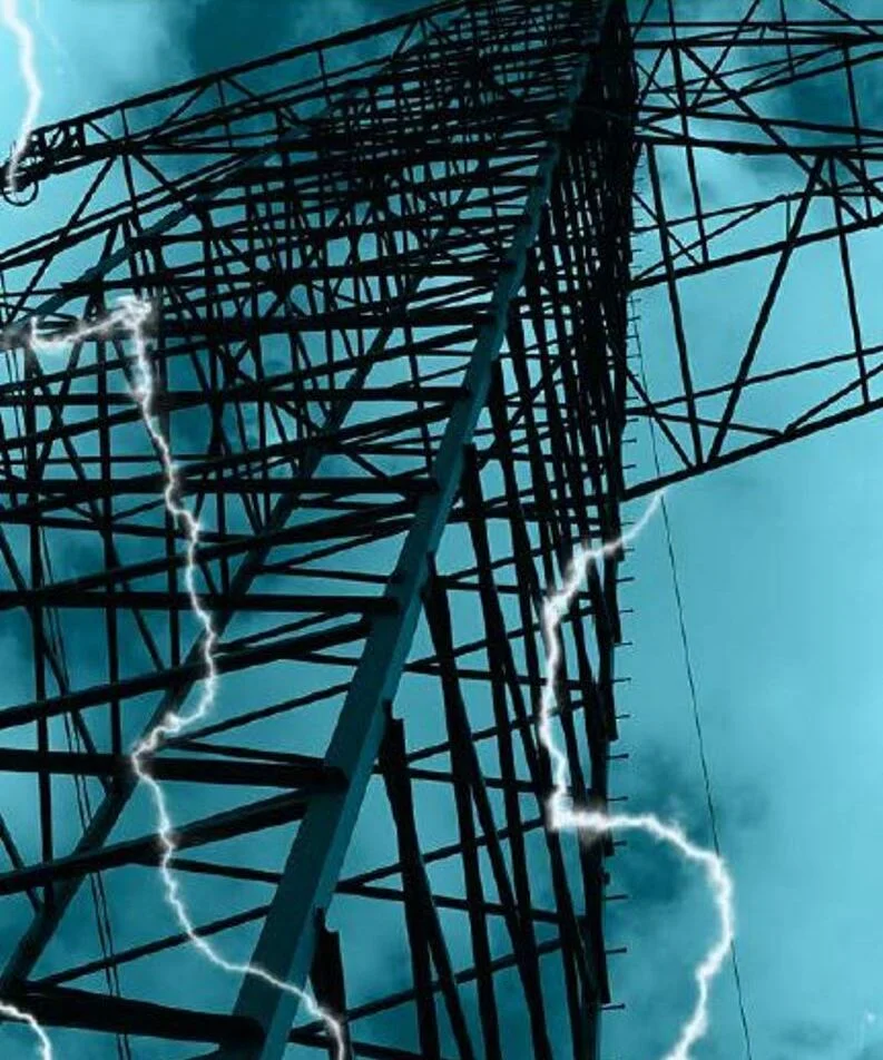 Titelseite eines Flyers zu Eigenvorsorge, der Stadt Monheim. Oben rechts das Logo der Stadt Monheim auf einem gelben Rechteck, darin der Text "Blackout – und dann? Ratgeber für die Eigenvorsorge". Strommast mit Blitzen vor blauem Himmel. Unten links im Eck die Webseite der Stadt Monheim.