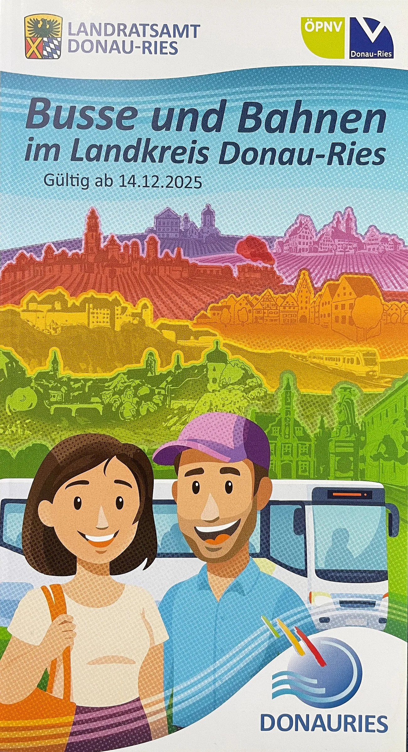 Neuer Fahrplan Busse und Bahnen 2026 Titelblatt des neuen Fahrplans für "Busse und Bahnen im Landkreis Donau-Ries", die alle aktuellen Bus- und Bahnfahrpläne im Landreis Donau-Ries beinhalten. Gültig ab 14.12.2025 Auf dem Titelblatt ist eine Zeichnung von zwei Personen vor Bus und farbigen Landschaften.