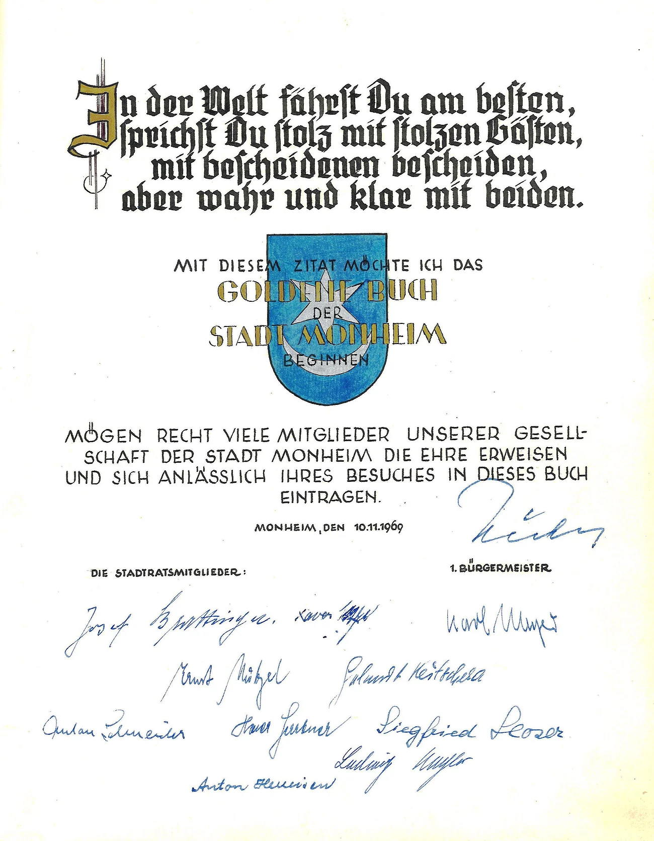 Das Goldene Buch der Stadt Monheim beginnt am 10. Januar 1969 Erster Eintrag im Goldenen Buch der Stadt Monheim: Oben ein Zitat, darunter das Wappen der Stadt Monheim in blau. Darunter ein weiterer Text, datiert mit 10.11.1969, mit etlichen Unterschriften darunter.