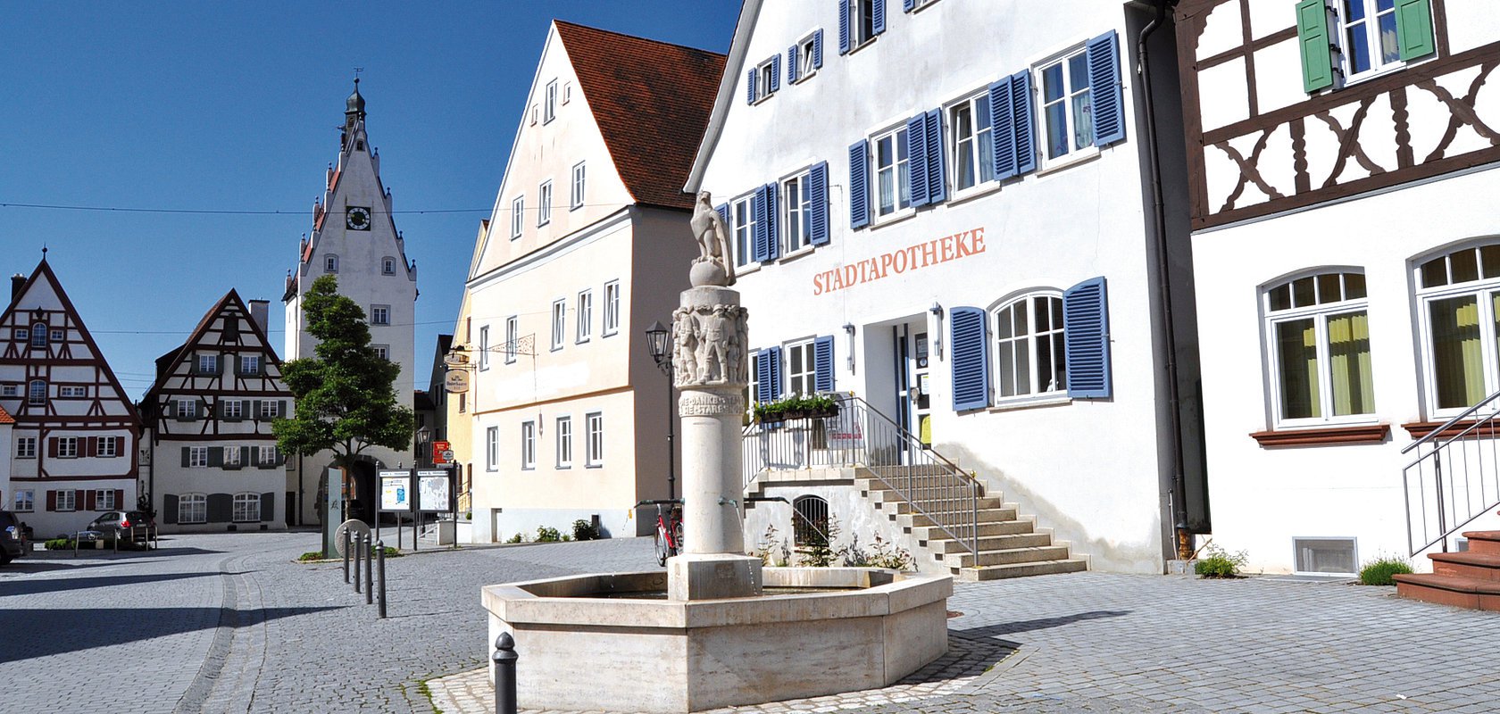 Stadtapotheke Monheim mit Blick zum Oberen Torturm