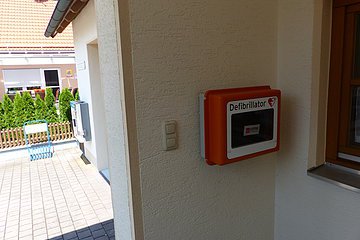 Defibrillator am Feuerwehrhaus Itzing