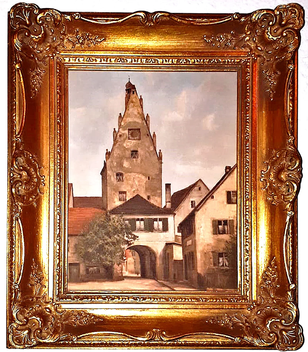 Gemälde von Kunstmaler Hans Mayer Gemälde eines historischen Gebäudes mit Turm, dem oberen Torturm in Monheim und angrenzenden Häusern in einem verzierten goldenen Bilderrahmen.