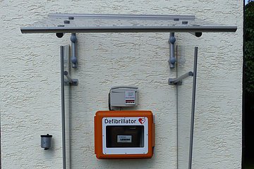 Defibrillator am Feuerwehrhaus Rehau
