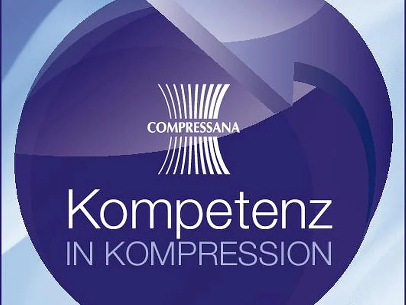 Auszeichnung von "Compressana" mit dem Schriftzug „Kompetenz in Kompression“ und Hinweis auf zertifizierten Fachbetrieb für Kompressionstherapie. Blauer Kreis mit einem anschließenden Pfeil von unten nach oben am Kreis entlang, in der Mitte der Auszeichnung. Oben links im Eck die Angabe der Webseite "www.compressana.de"