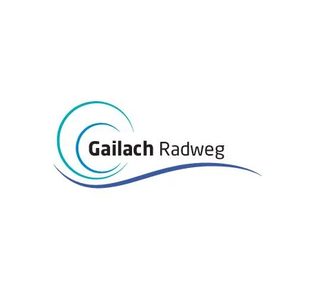 Logo mit einer blauen Wellenlinie, darauf zwei hellblaue offene Kreisen links und rechts davon der Schriftzug „Gailach Radweg“ in schwarz. Alles auf weißem Hintergrund.