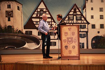 Jubiläumsveranstaltung "25 Jahre Stadthalle Monheim" - Hausmeister Josef Berkmüller wurde von Günther Pfefferer für seinen unermüdlichen Einsatz in der Stadthalle geehrt