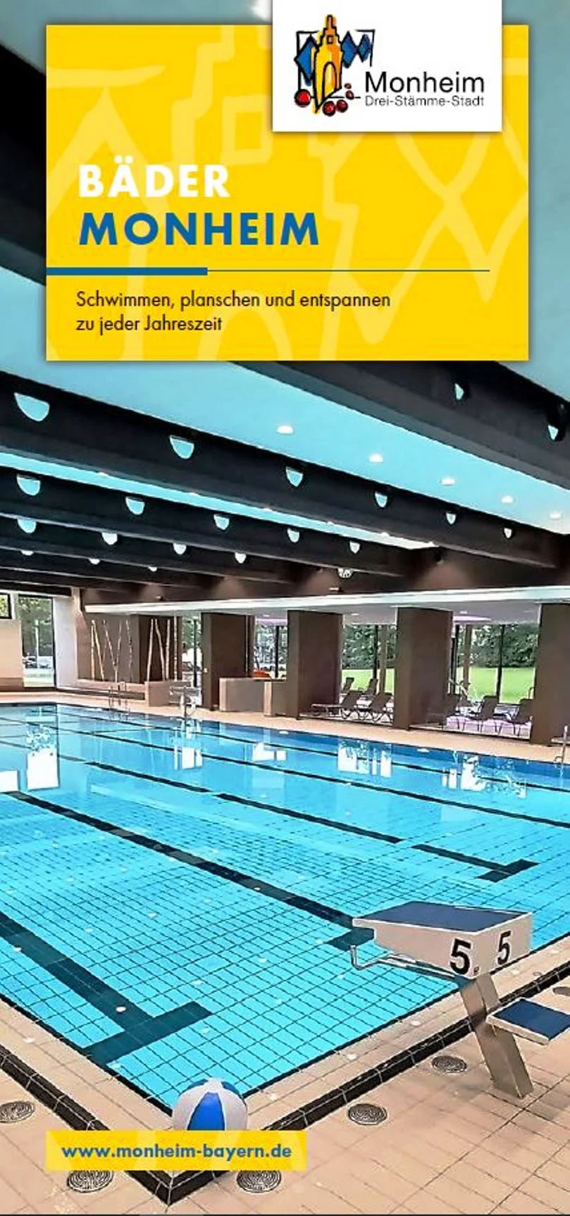 BÄDER MONHEIM Titelseite des Flyers "BÄDER MONHEIM" mit dem gleichnamigen Titel in weiß/blau auf gelbem Hintergrund oben im Bild. Darunter die Innenaufnahme eines Schwimmbads mit einem gefülltem Schwimmbecken, daneben der Startblock Nummer 5, ein Wasserspielball und Sitzbereich im Hintergrund. Unten links im Eck die Angabe der Webseite "www.monheim-bayern.de".