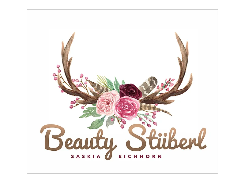 Gezeichnete braune Hirschgeweihe mit Blumen und Federn geschmückt, darunter der Schriftzug „Beauty Stüberl und darunter Saskia Eichhorn“. Alles auf weißem Hintergrund.