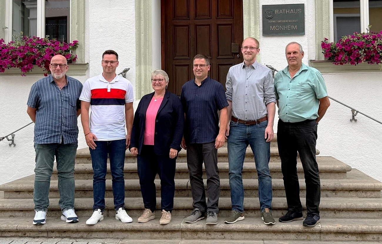 Neu gewählte Ortssprecher und Ortsbeauftragte offiziell vereidigt Sechs Personen stehen auf einer Treppe vor einem Gebäude mit Schild „Rathaus Verwaltungsgemeinschaft Monheim“. Die neu gewählten Ortssprecher und Ortsbeauftragten der Stadt Monheim nach der Vereidigung