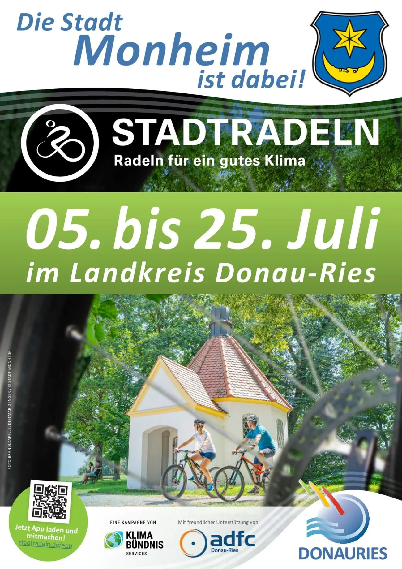 Plakat zur Stadtradeln-Kampagne Monheim 5. bis 25. Juli mit Radfahrern vor Kapelle und QR-Code zum App-Download