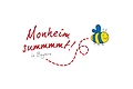 Logo vom Partner des Netzwerks "Deutschland summt!", nämlich "Monheim summt! in Bayern" mit dem gleichnamigen Schriftzug und einer lächelnden gezeichneten blau-gelben Biene. Rechts davon eine gestrichelte Fluglinie der Biene vom Schriftzug hin zu ihr.