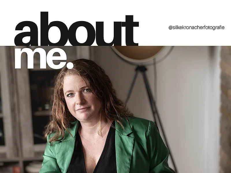 Porträt einer Frau mit grüner Jacke vor unscharfem Hintergrund, Text „about me“ und Vorstellungstext in deutscher Sprache. Rechts neben dem Text digitale Unterschrift mit "Silke" in schwarz.