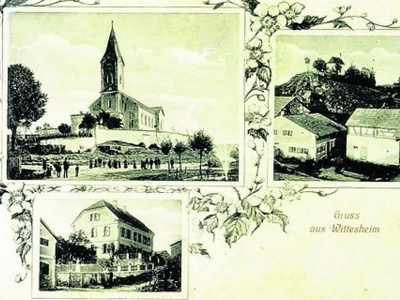 Postkarte von Wittesheim im Jahr 1928: oben links Kirche, alte Linde und Brunnen, oben rechts Kalvarienberg und Luderschmid-Anwesen, unten der Pfarrhof. Dreiteilige historische Postkarte mit drei Bildern in schwarz-weiß: eine Kirche oben links, Häusern und unten der alte Pfarrhof in Wittesheim. Text „Gruss aus Wittesheim“ umrahmt von Blumendekor.