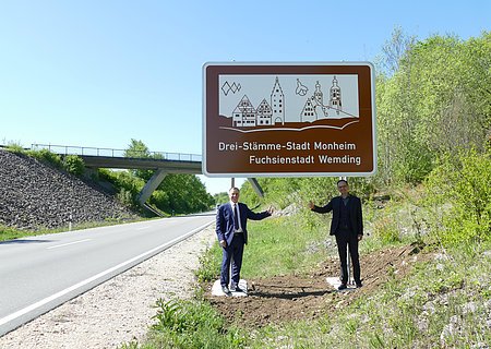 Touristisches Hinweisschild für Wemding und Monheim