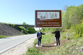 Touristisches Hinweisschild für Wemding und Monheim