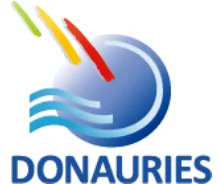 Logo DONAURIES Logo vom Landkreis Donau-Ries: ein blauer Kreis, mit drei farbigen Linien und drei blauen Wellen darin. Darunter der Text "DONAURIES".