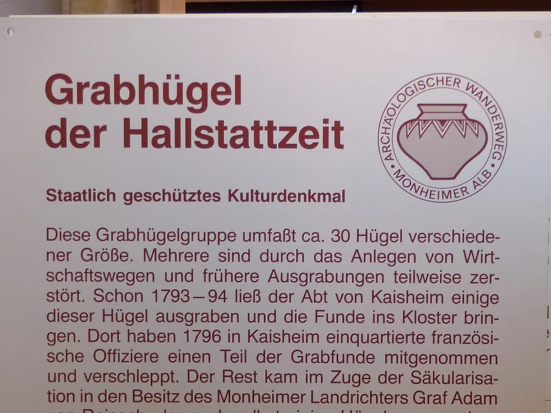 Grabhügel der Hallstattzeit - Infotafel Hinweistafel zu Grabhügeln der Hallstattzeit mit Text zur Geschichte und Bedeutung, staatlich geschütztes Kulturdenkmal.