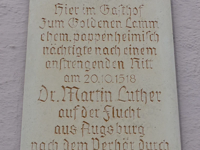 Gedenktafel Dr. Martin Luther in Monheim Gedenktafel mit Inschrift über Dr. Martin Luthers Aufenthalt in Monheim, im Gasthof "Zum Goldenen Lamm" am 20.10.1518. Angebracht am gleichnamigen Gasthof in Monheim.