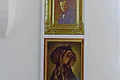 Bilder von Kunstmaler Hans Mayer Drei gerahmte Gemälde von Kunstmaler Hans Mayer an einer weißen Wand, oben und unten Porträts von Männern, in der Mitte ein Hund.
