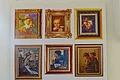 Bilder von Personen von Kunstmaler Hans Mayer Neun klassische Porträtgemälde in goldenen Rahmen an weißer Wand hängend, verschiedene Personen dargestellt.