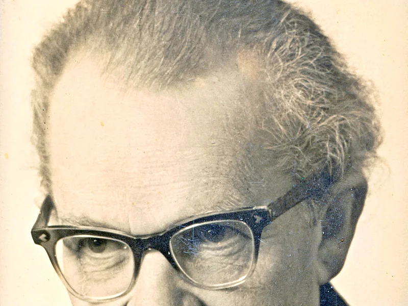 Portrait Kunstmaler Hans Mayer Porträt eines älteren Mannes mit Brille, Hemd und Sakko, Blick leicht nach unten gerichtet.